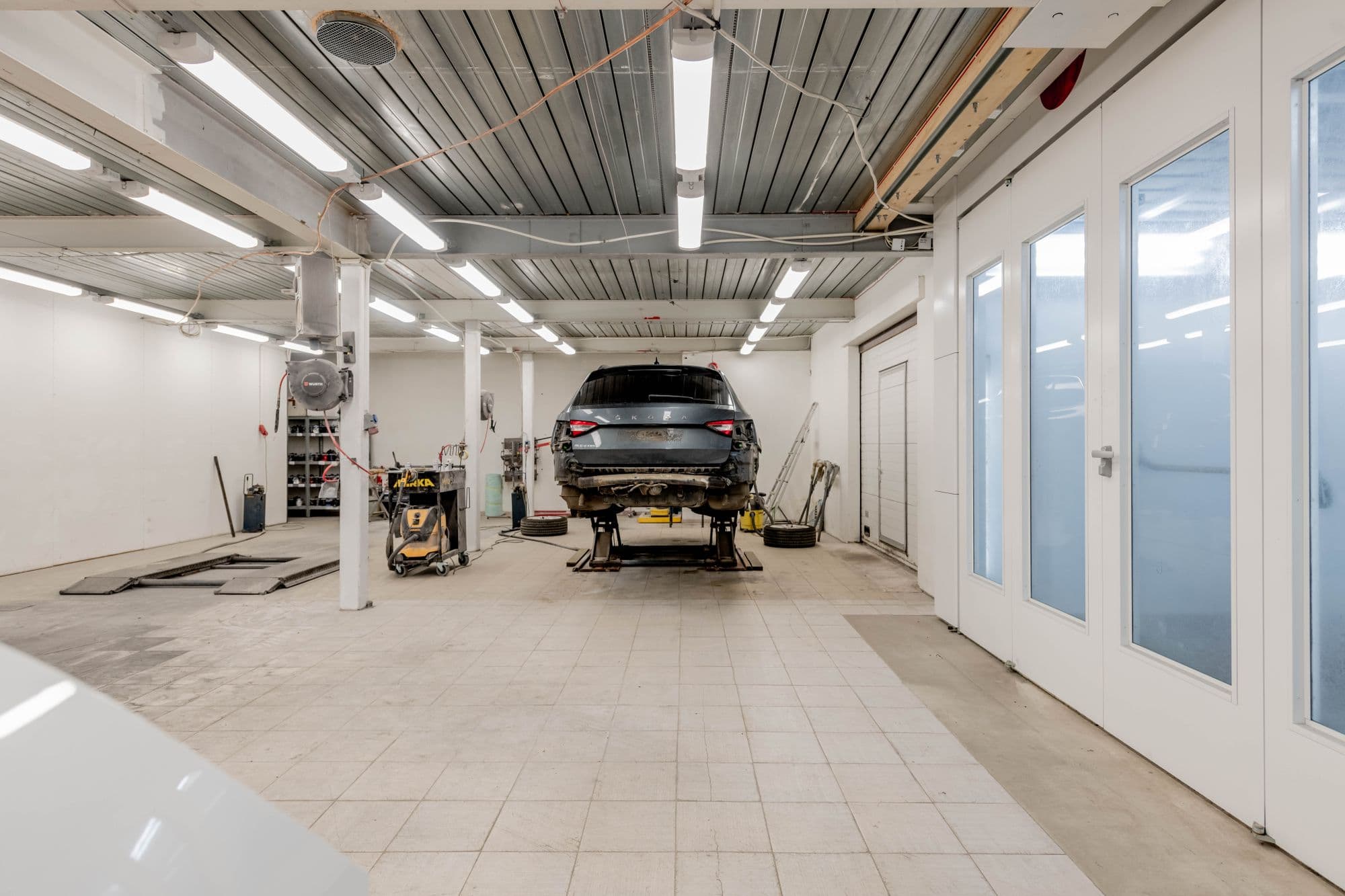 Auto op de brug in een lichte schadeherstelwerkplaats