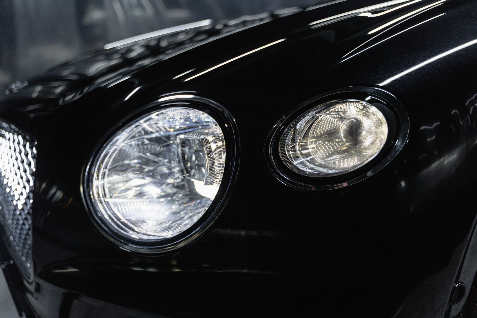 Koplampen van een zwarte auto